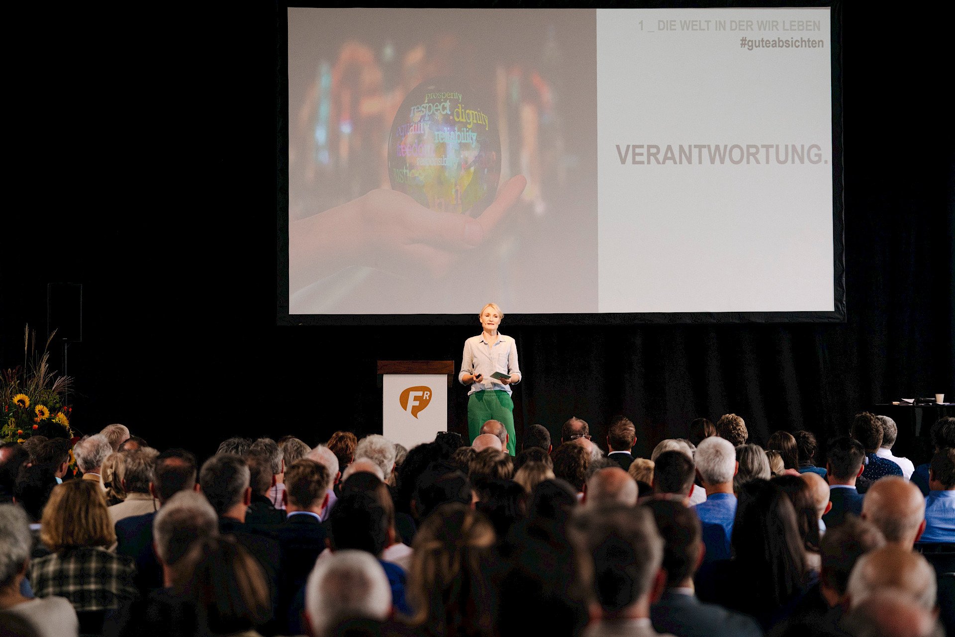 Henriette Frädrich auf der Bühne beim Regionalforum der Schweizer Wohnbaugenossenschaften 2022 · Busdepot Winterthur · Foto: Milad Ahmadvand · September 2022