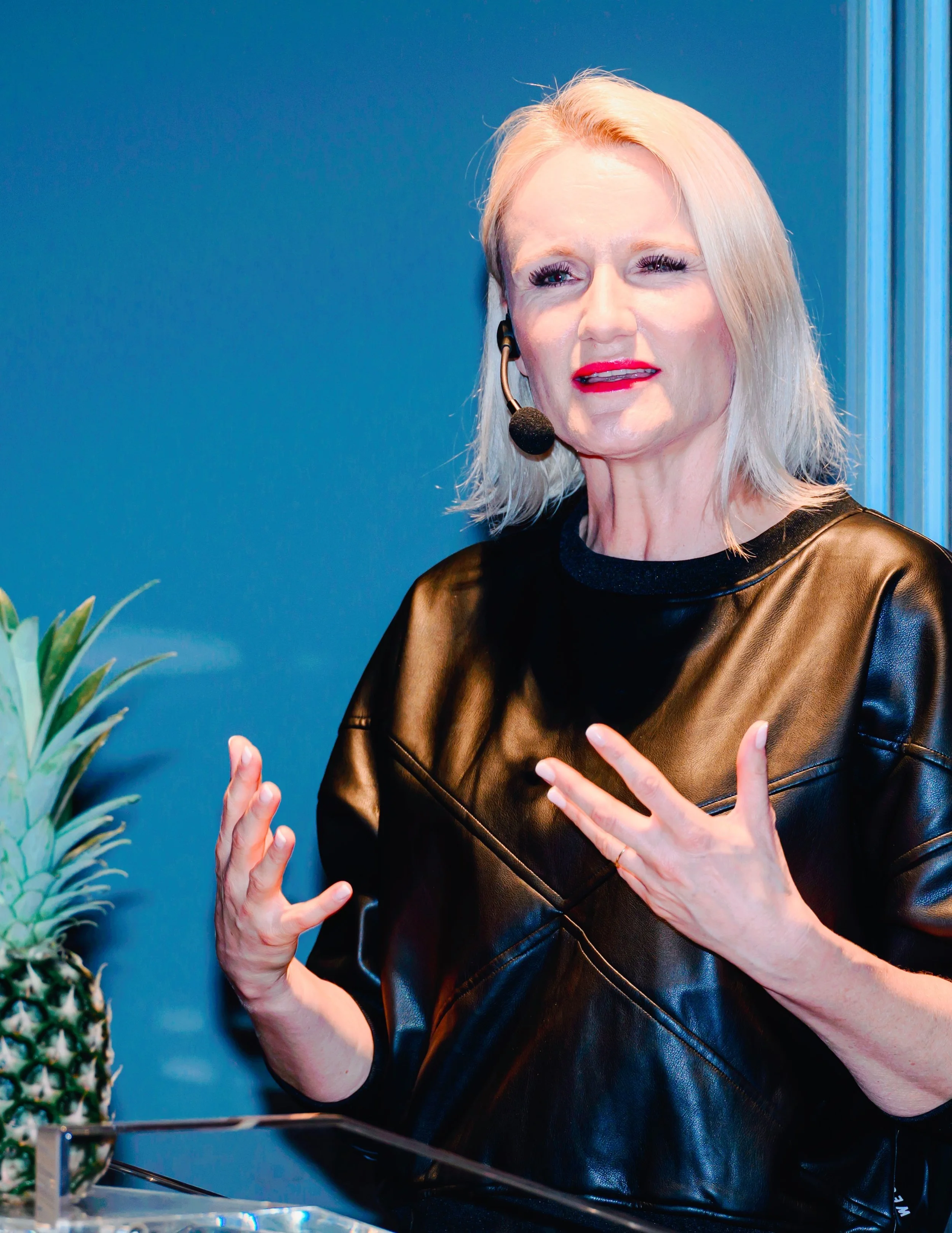 Keynote Speakerin Henriette Frädrich während ihres Vortrags über Innovation und First Principle Thinking