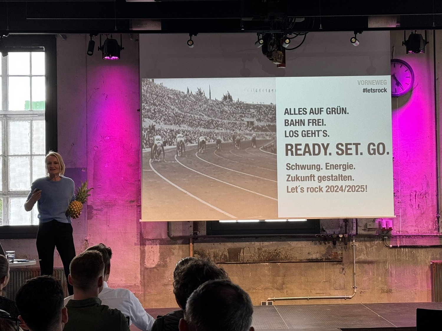 Keynote „Von der Kunst, bergab zu rennen“ · Advanced UniByte · Sales Kick-Off · Motorworld Metzingen · Slide „Ready. Set. Go.“ · Bild 3/5