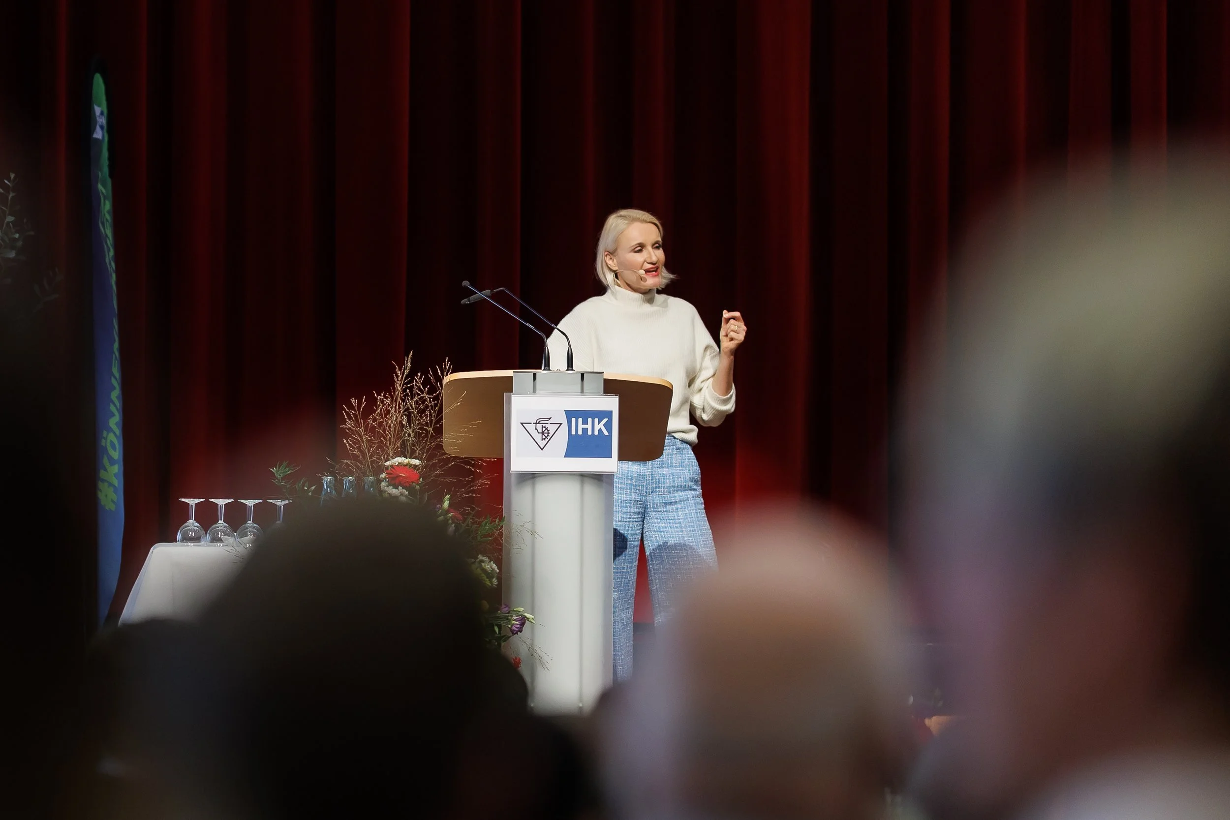 Henriette Frädrich am IHK-Rednerpult · Stadeum Stade