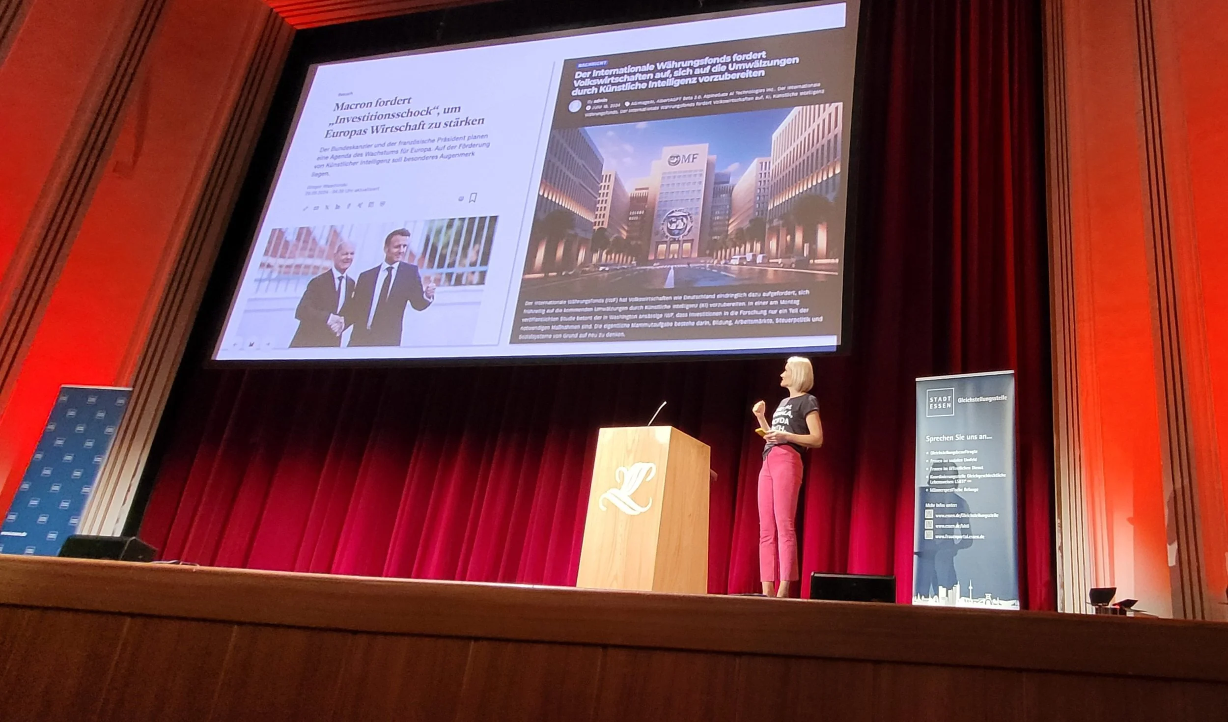 Henriette Frädrich auf der Bühne der Lichtburg Essen bei ihrer Keynote über Künstliche Intelligenz und Menschlichkeit