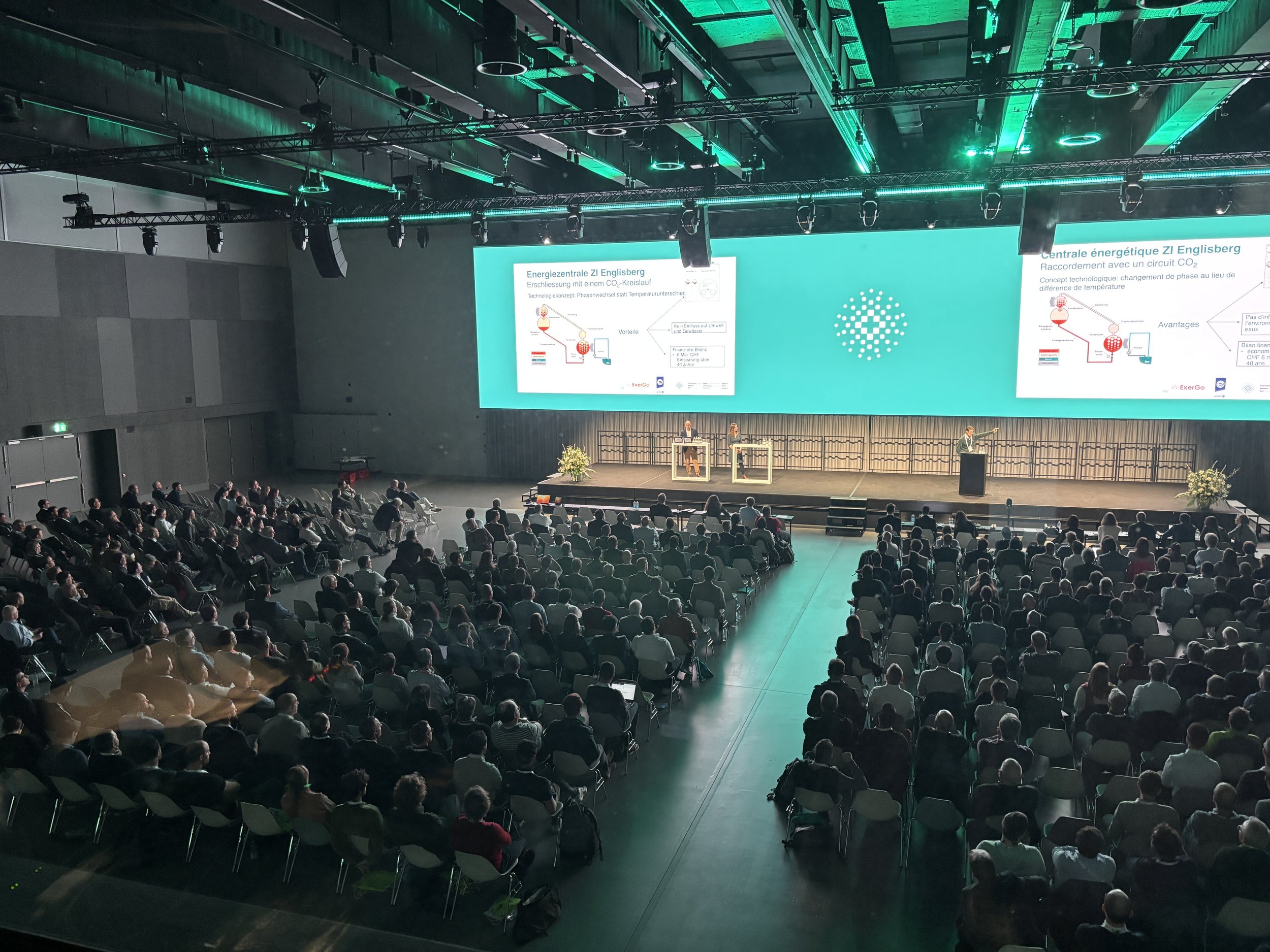 Henriette Hochstein-Frädrich bei ihrer Keynote „Quit the Feed! Social Media ist wie Rauchen“ als Überraschungsgast auf dem Fernwärmeforum 2026 in Bern