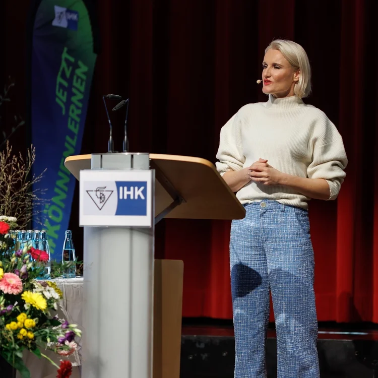 Keynote-Speakerin Henriette Frädrich am IHK-Rednerpult bei der Landesbestenehrung 2024 der IHK Stade im Stadeum