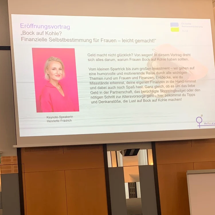 Titelfolie „Bock auf Kohle? Finanzielle Selbstbestimmung für Frauen — leicht gemacht!“ der Eröffnungskeynote von Henriette Frädrich beim Frauentag der Deutschen Rentenversicherung Bund