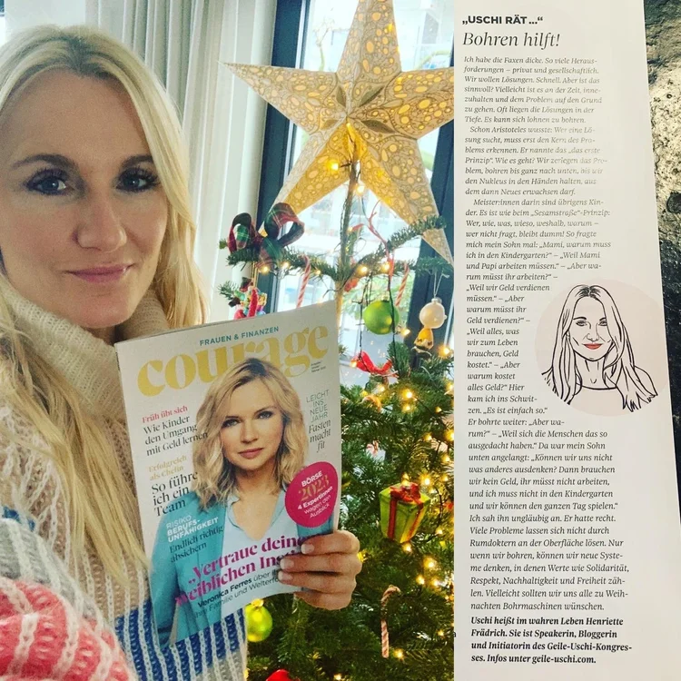 Henriette Frädrich mit dem COURAGE-Magazin und ihrer Uschi-Kolumne N°9 „Bohren hilft!“ vor dem Weihnachtsbaum · Dezember 2022