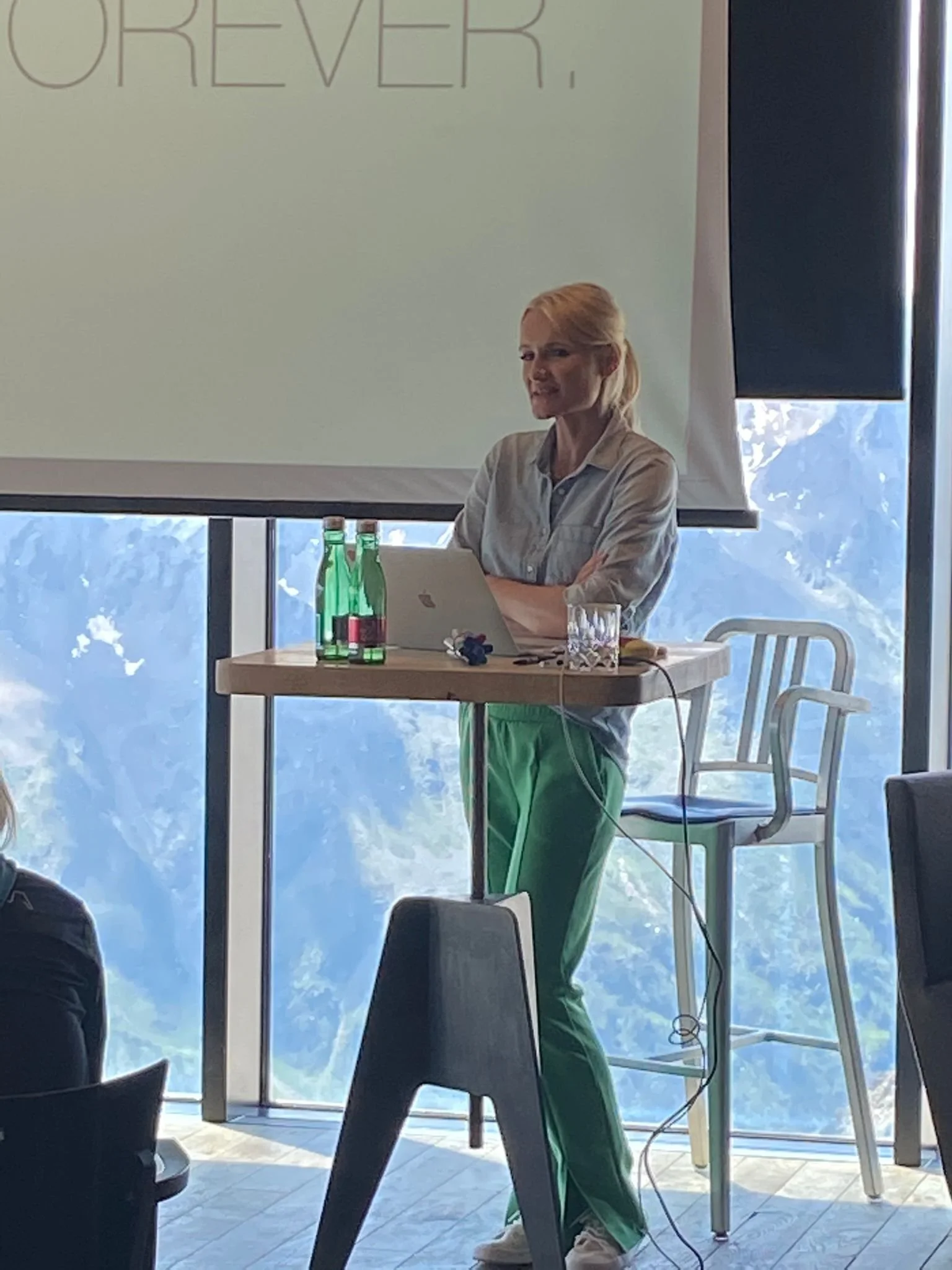 Henriette Frädrich beim Live-Vortrag „Tschakka?! Nein, Danke." für Sanofi High Performer im ICE-Q in Sölden · Juni 2022