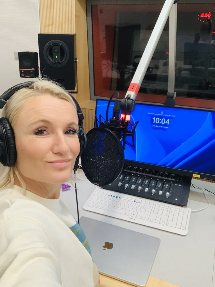 Henriette Hochstein-Frädrich mit Kopfhörern am Mikrofon im Studio von Deutschlandfunk Kultur · Sendung „Im Gespräch“ · 1. November 2025