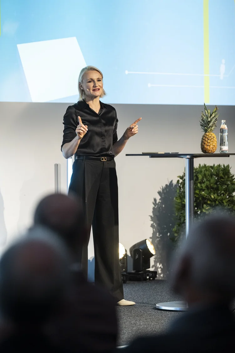 Henriette Hochstein-Frädrich als Keynote-Speakerin auf der Bühne der EBSCON 2025 in Graz — Keynote „The Magic of First Principles & Question Marks“ am 8. Oktober 2025