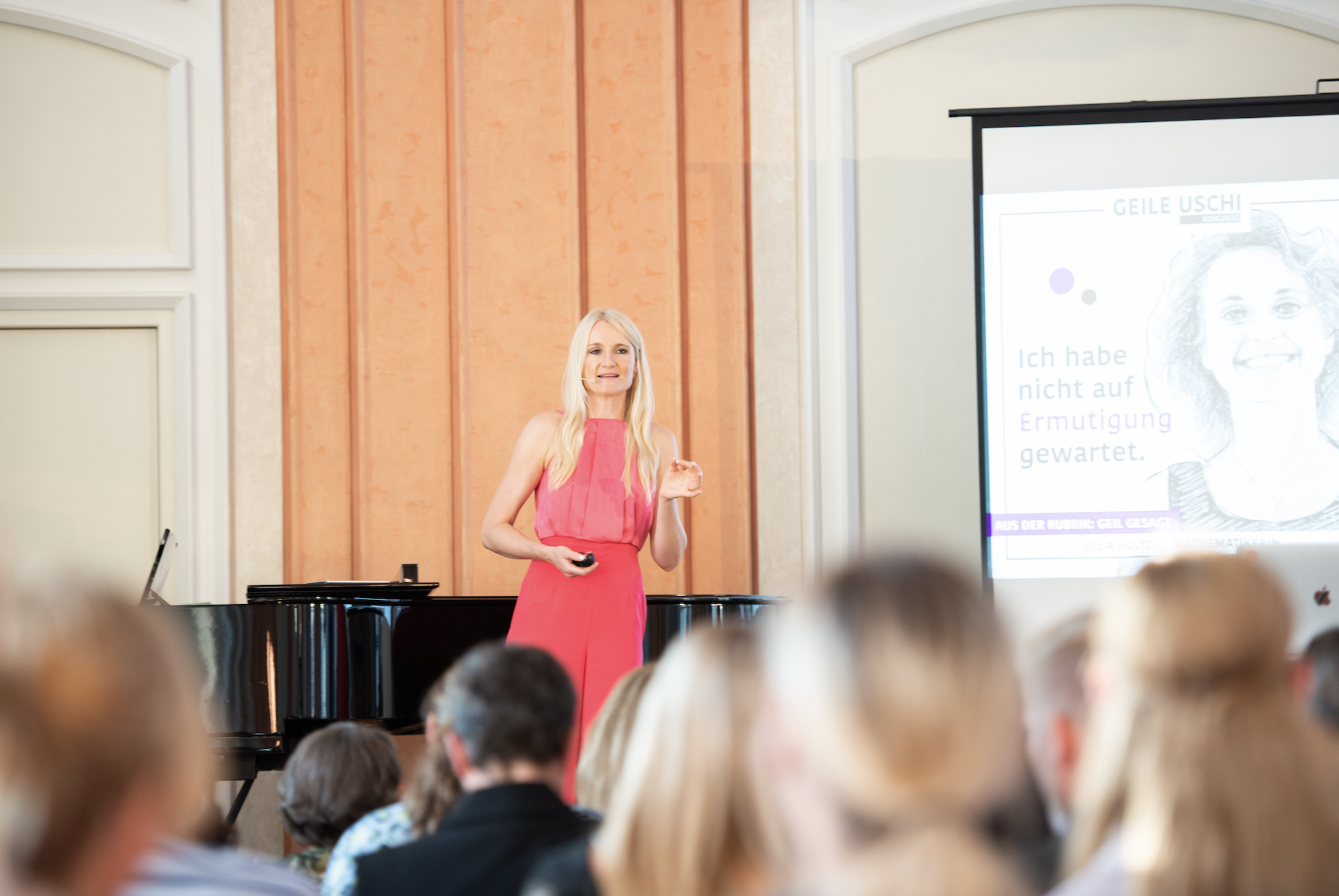 Henriette Frädrich beim Live-Vortrag „Los! Motivier mich!" auf der Business Night Bodensee — Ladies Edition in Tettnang · Foto: Manuela Hund (PhotoArt Hund) · Juli 2022
