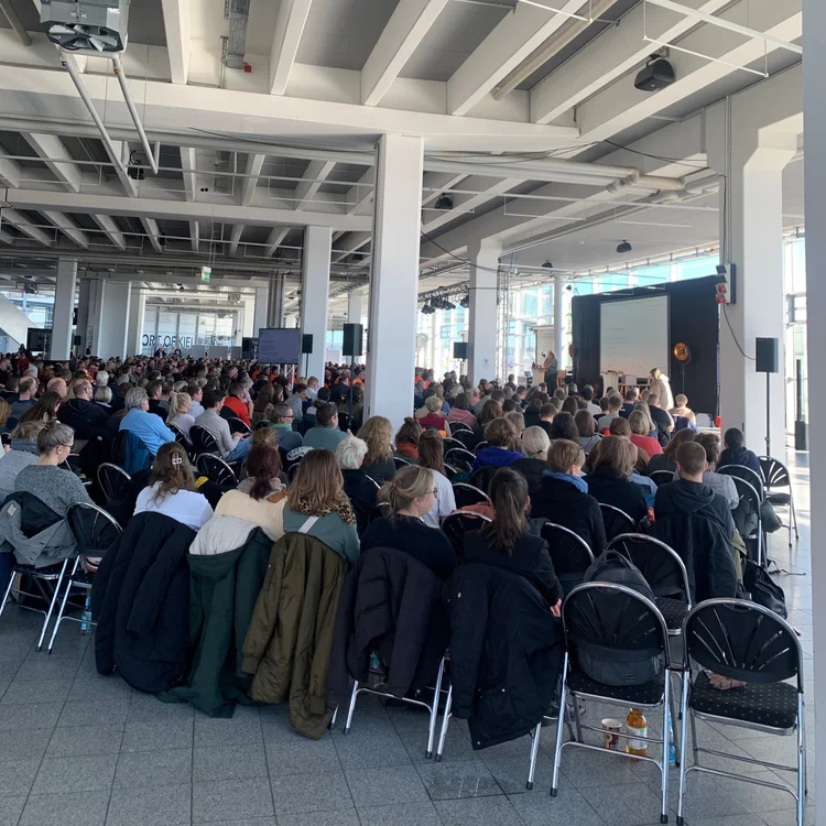 Blick ins Publikum der Personalversammlung der Stadt Kiel im Ostseeterminal — rund 1.300 Mitarbeitende folgen der Keynote von Henriette Frädrich