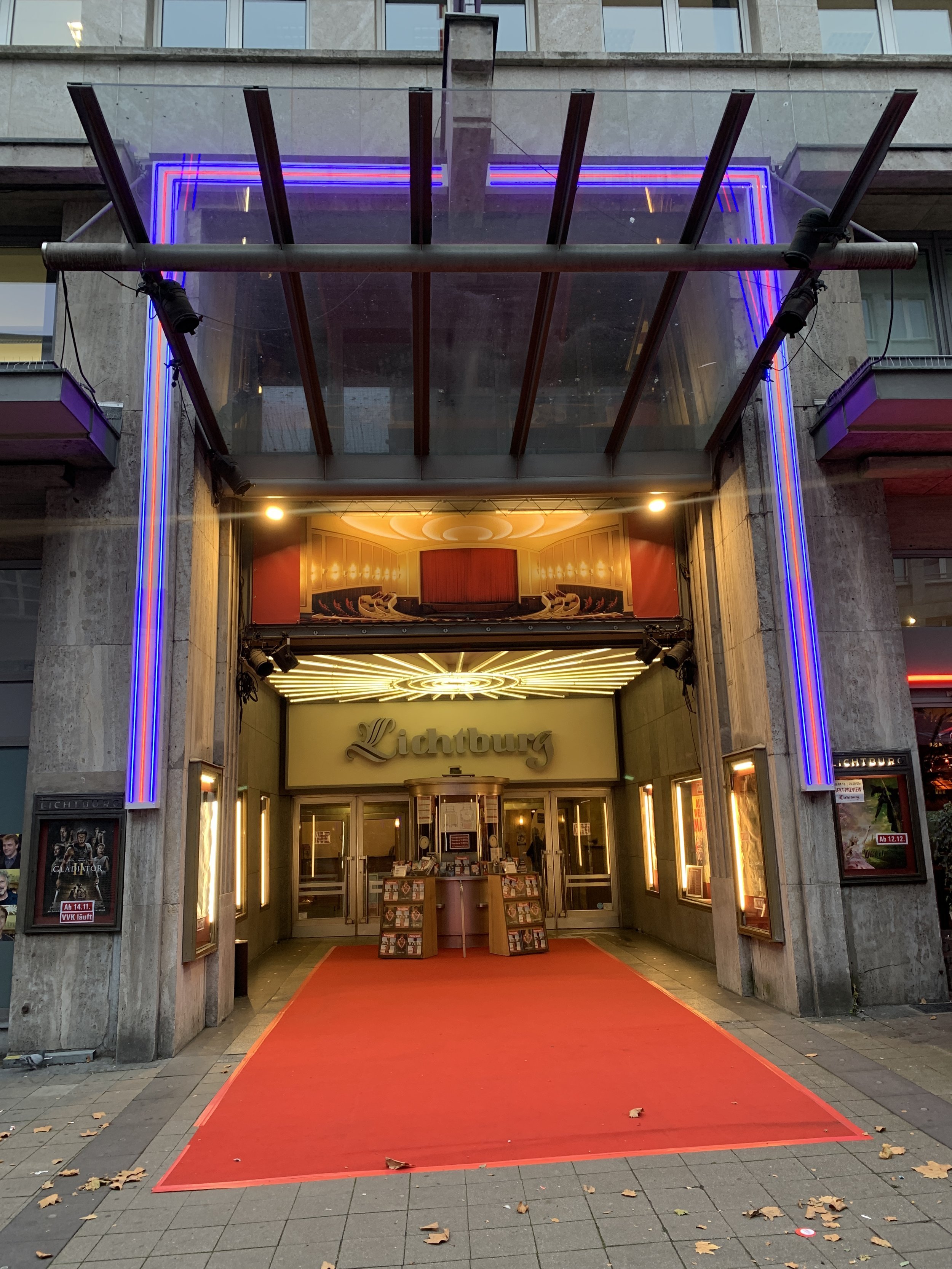 Eingang zur Lichtburg Essen — Location des Keynote-Vortrags von Henriette Frädrich zum Thema KI