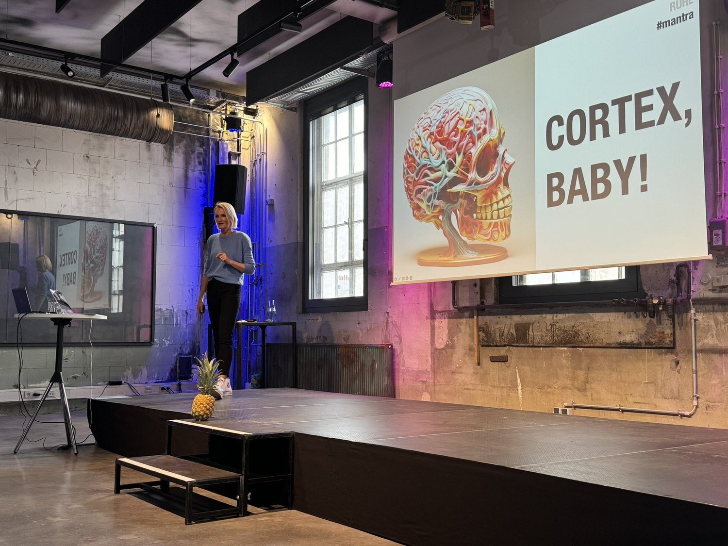 Keynote „Von der Kunst, bergab zu rennen“ · Advanced UniByte · Sales Kick-Off · Motorworld Metzingen · Slide „Cortex, Baby!“ · Bild 4/5