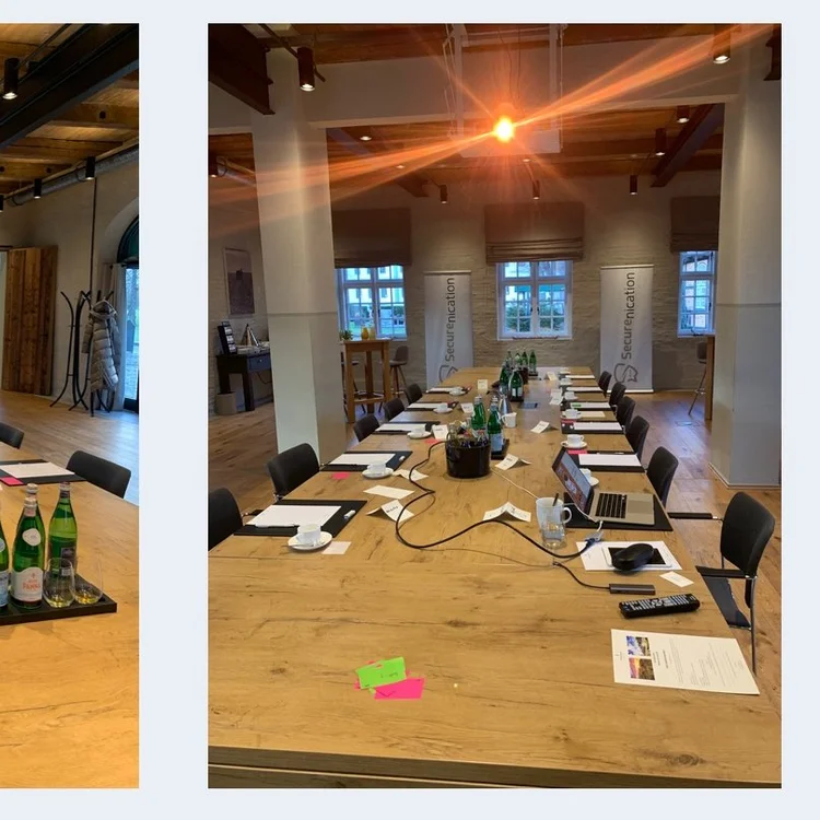 Workshop-Raum im Weissenhaus Private Nature Luxury Resort mit langer Tafel, Getränken, Notizen und Securenication-Rollups — Setting des Kick-Off-Workshops von Henriette Frädrich