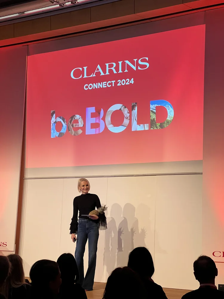 Henriette Frädrich auf der Bühne der CLARINS Connect 2024 „be BOLD“ Brand Conference im Bold Campus Königstein · 24. Januar 2024