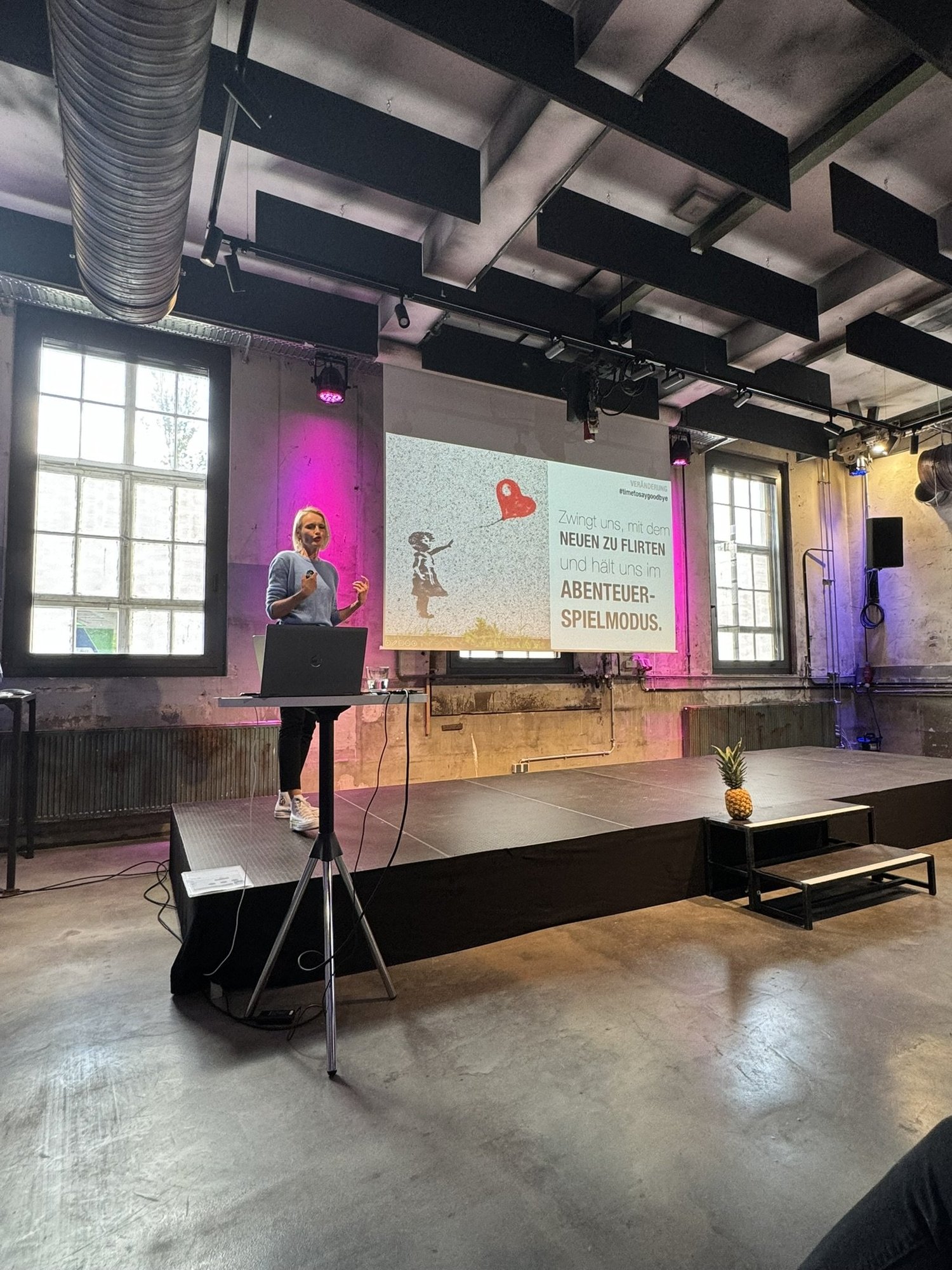 Keynote „Von der Kunst, bergab zu rennen“ · Advanced UniByte · Sales Kick-Off · Motorworld Metzingen · Slide „Flirt“ · Bild 2/5