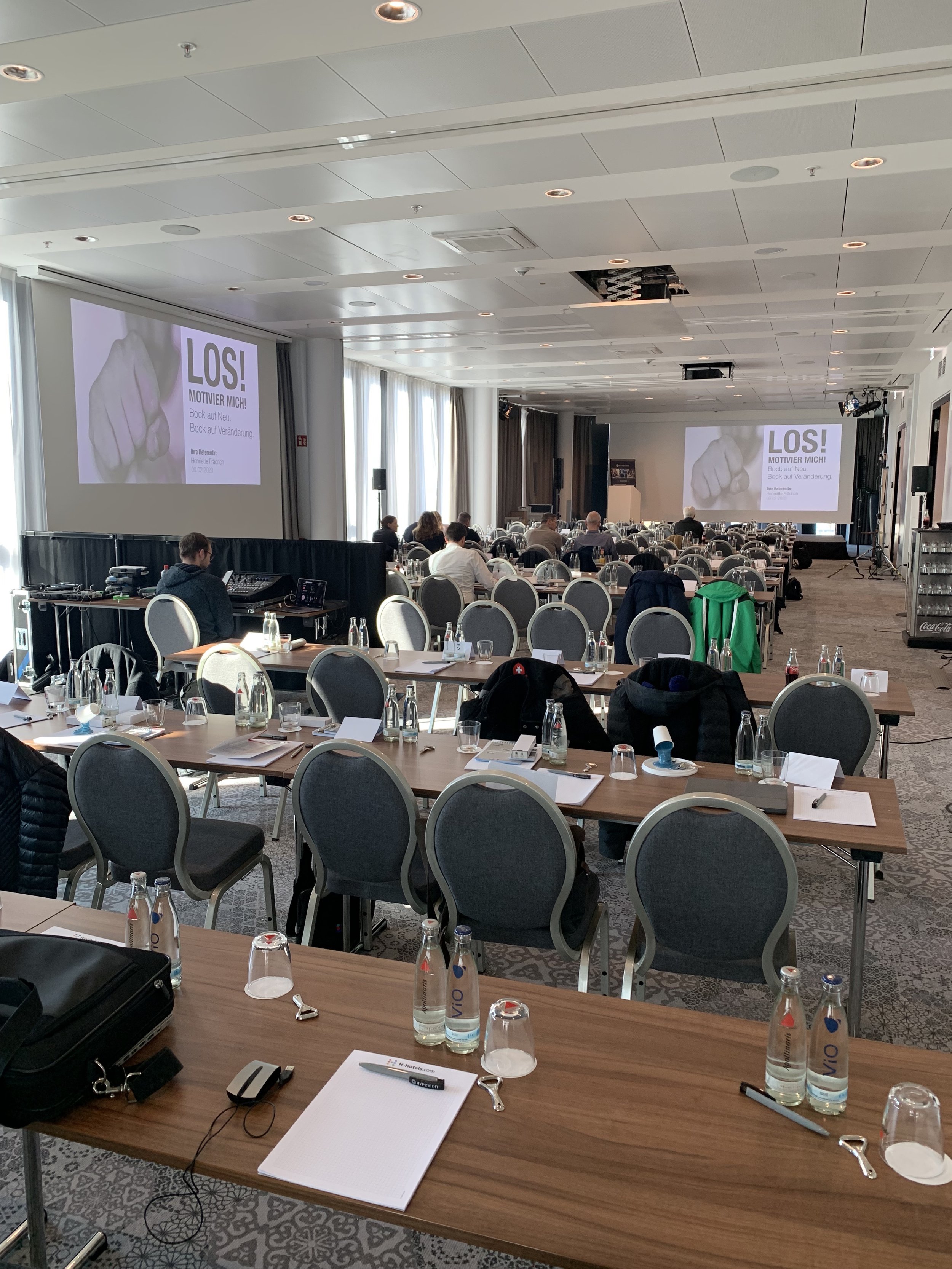 Henriette Frädrich beim Live-Vortrag der Sika ERFA-Konferenz in München · Februar 2023