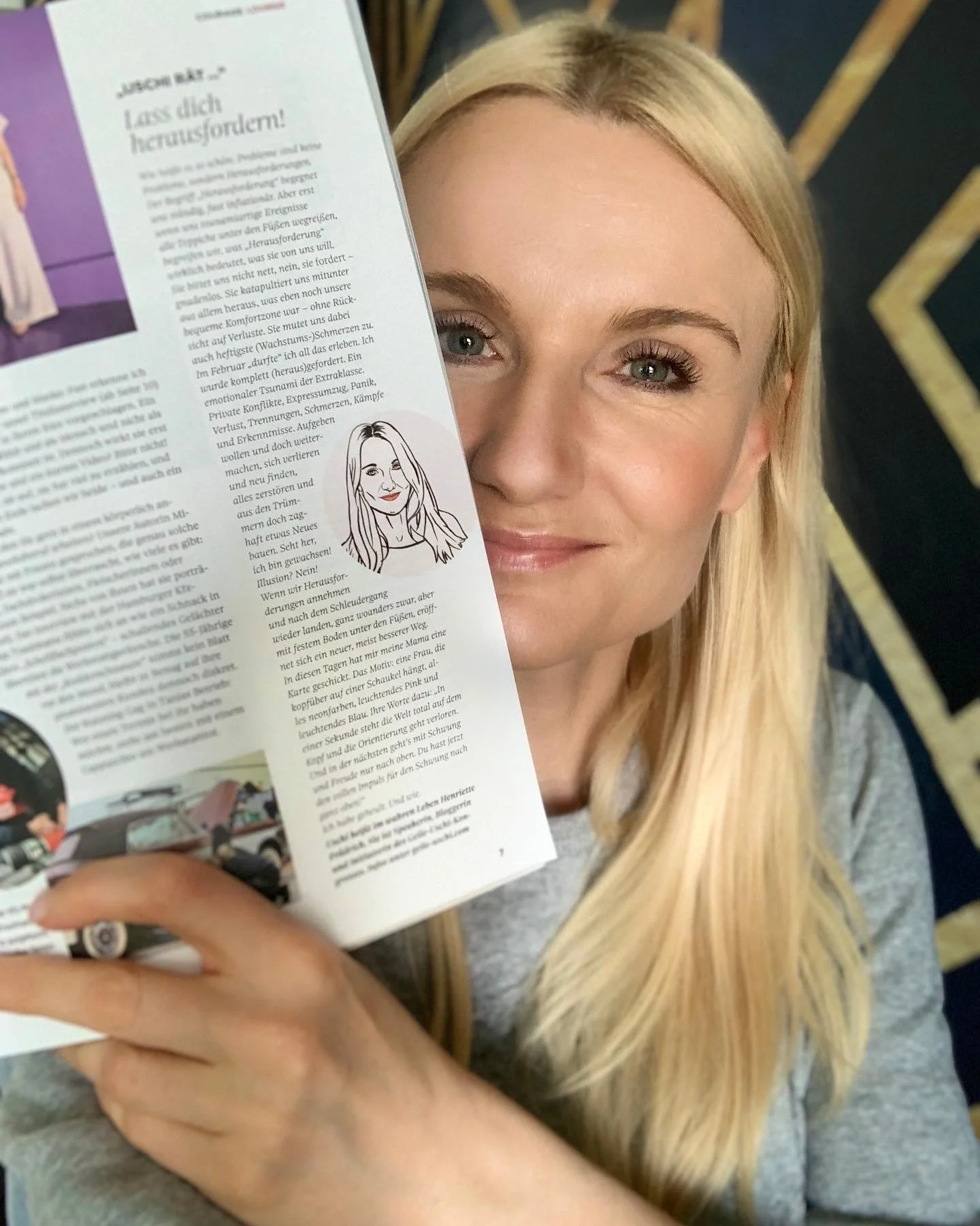 Henriette Frädrich mit dem COURAGE-Magazin und ihrer Uschi-Kolumne N°5 „Lass dich herausfordern!“ · Mai 2022