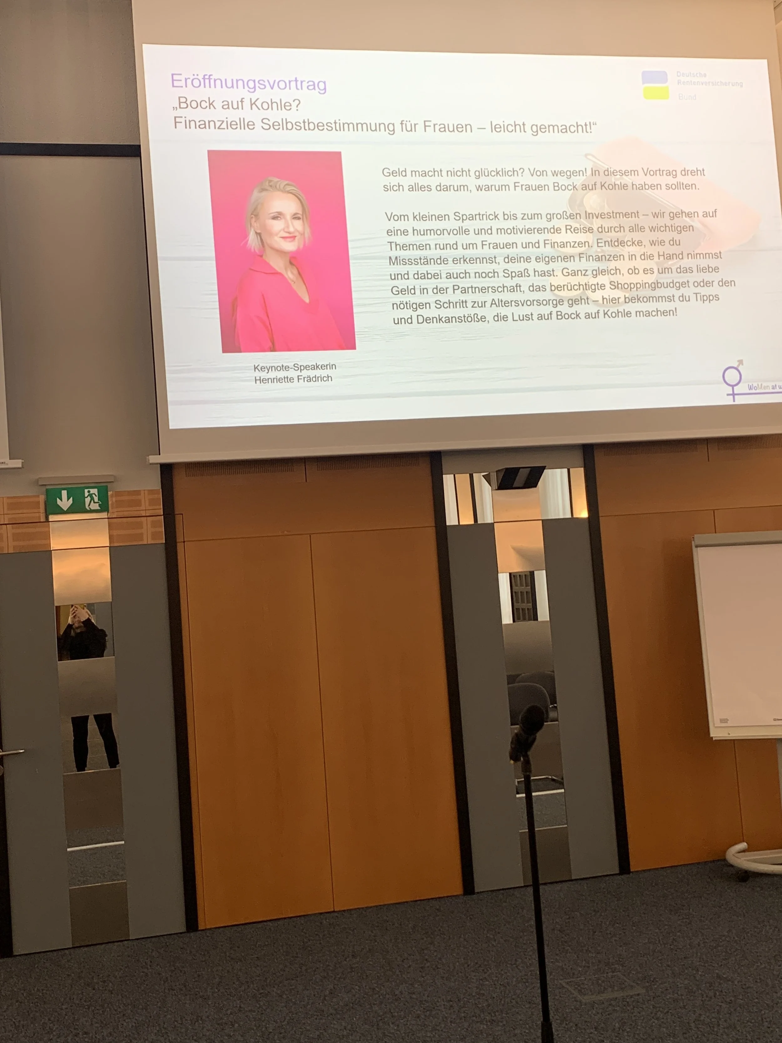 Keynote-Speakerin Henriette Frädrich beim Vortrag über Frauen und Finanzen bei der Deutschen Rentenversicherung