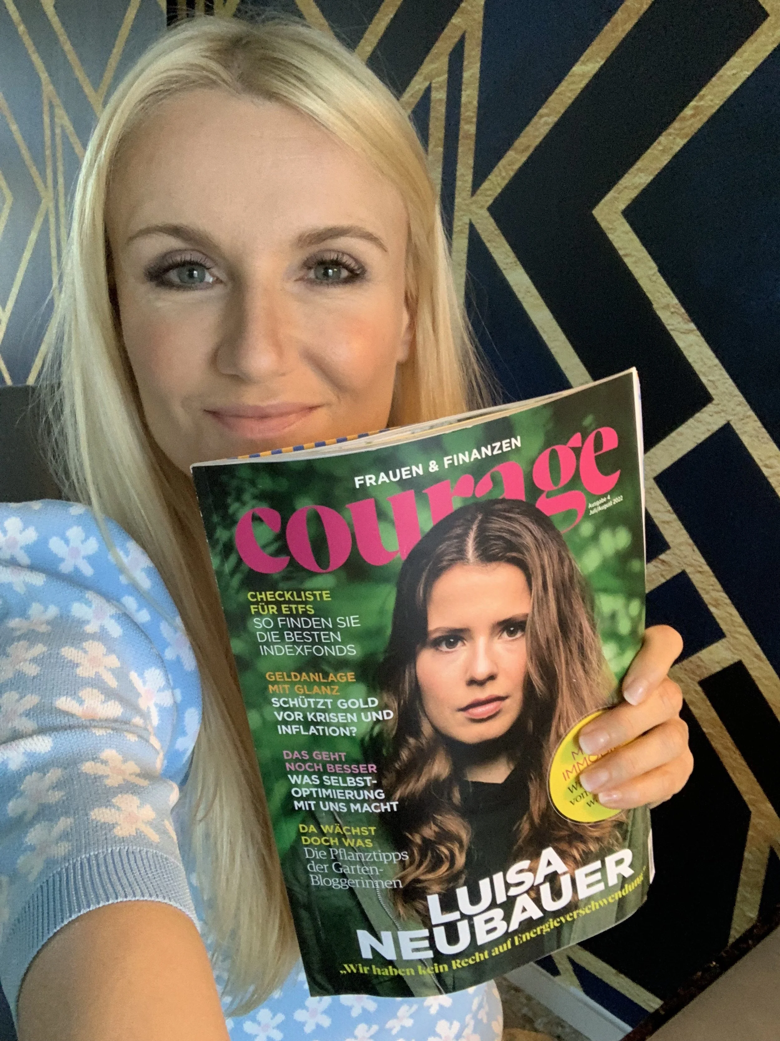 Henriette Frädrich mit der COURAGE-Ausgabe Juli/August 2022 · Uschi-Kolumne N°6 „Bleib dir treu! Ja. Nein. Vielleicht.“ · Cover Luisa Neubauer