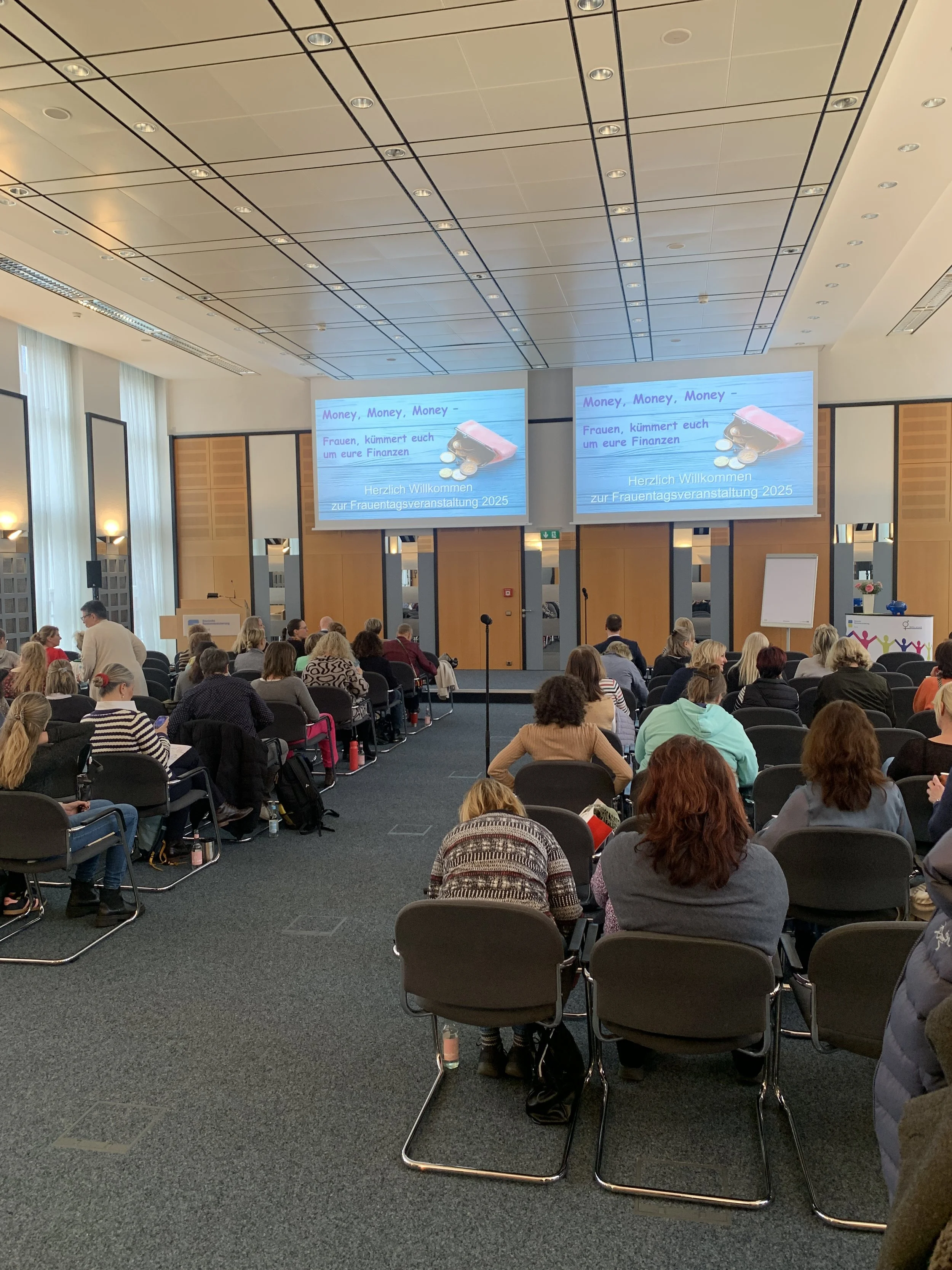 Keynote-Speakerin Henriette Frädrich beim Vortrag über Frauen und Finanzen bei der Deutschen Rentenversicherung
