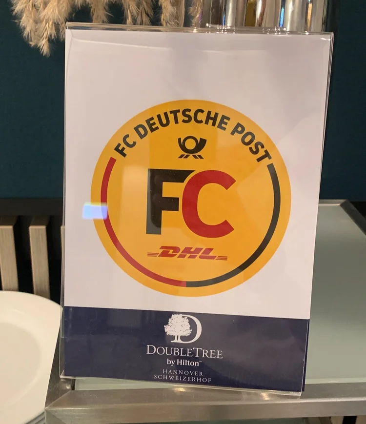 Tischaufsteller „FC Deutsche Post“ im DoubleTree by Hilton Hannover Schweizerhof · Ansprechpartnertagung · 27. Februar 2024