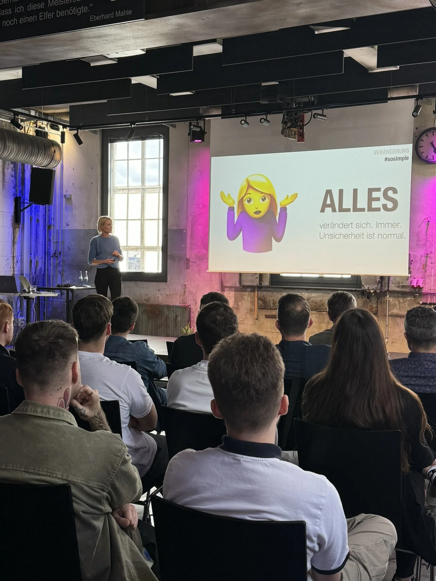Keynote „Von der Kunst, bergab zu rennen“ · Advanced UniByte · Sales Kick-Off · Motorworld Metzingen · Slide „Alles“ · Bild 1/5