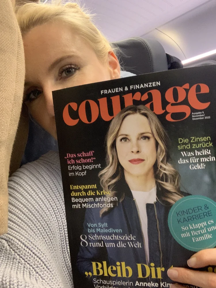 Henriette Frädrich mit der COURAGE Nov/Dez 2022 und ihrer Uschi-Kolumne N°8 „Es lebe die Hoffnung!“