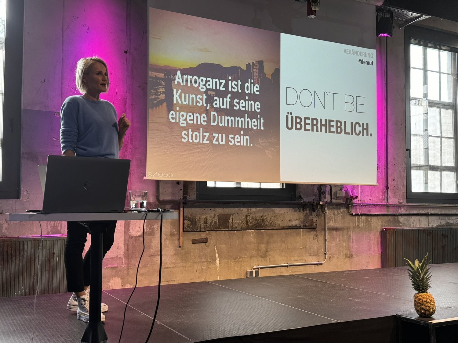 Keynote „Von der Kunst, bergab zu rennen“ · Advanced UniByte · Sales Kick-Off · Motorworld Metzingen · Slide „Überheblich“ · Bild 5/5