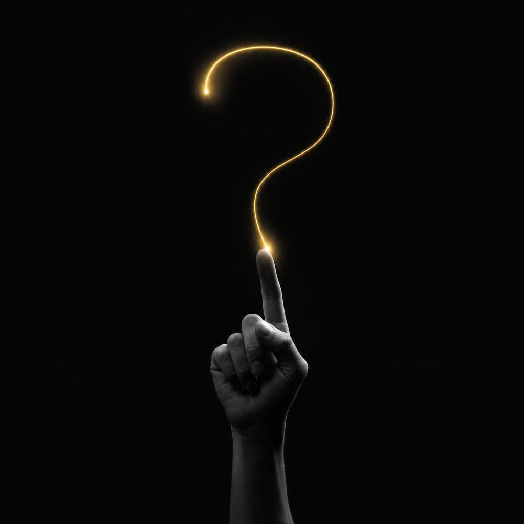 Schwarz-Weiß-Editorial-Foto in hohem Kontrast: eine einzelne menschliche Hand zeichnet mit dem Zeigefinger ein großes Fragezeichen in die Luft, das als schmaler, warm-goldener Lichtfaden leuchtet — die einzige Farbe im monochromen Bild. Metapher für die Magie des Fragens, kluge Fragen und den Moment vor der Antwort.