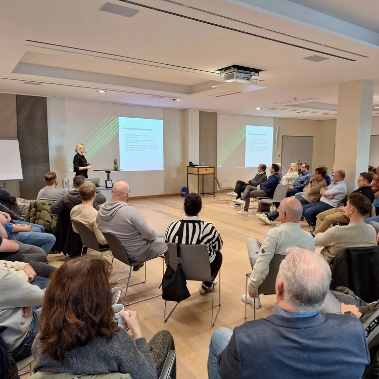 Henriette Hochstein-Frädrich beim Leadership-Forum der Energieversorgung Oberhausen AG im Wellings Parkhotel Kamp-Lintfort · Keynote „Energy in Motion — Führen zwischen Spannung und Stabilität“ am 28. Oktober 2025